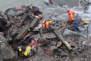 Gaurikund Landslide: मलबे के नीचे दबे लोग लापता, मिली तो बस डंडी-कंडी 