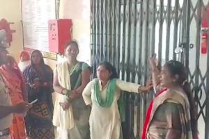  लखनऊ : अस्पताल का गेट बंद कर आशा बहुओं ने किया प्रदर्शन, आरोपित डॉक्टर पर एफआईआर की कर रही मांग