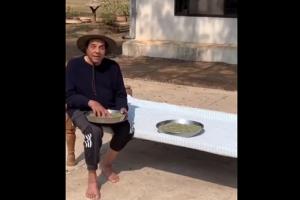 VIDEO : गांव में क्वालिटी टाइम बिता रहे हैं धर्मेंद्र, खाट पर बैठ सुखाई मेथी, बोले- पराठा बनेंगे