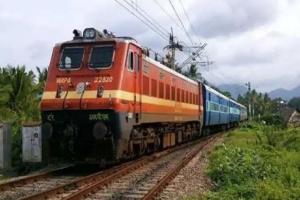 बरेली: रेलवे के दावों से उलट, एसी खाली और स्लीपर कोच में वेटिंग