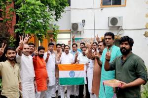 लखनऊ : भाजपा अवध और महानगर कार्यालय पर आतिशबाजी, मिठाई बाटकर मनाया उत्साह 