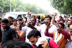 लखनऊ: केंद्र सरकार के खिलाफ AAP का प्रदर्शन, सड़क निर्माण और आयुष्मान योजना में घोटाले का लगाया आरोप