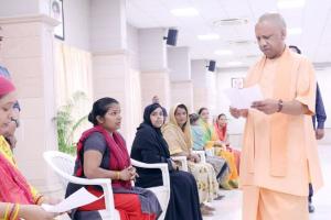 लखनऊ: जनता दरबार में सीएम योगी ने रक्षाबंधन के अवसर पर महिलाओं की सुनी फरियाद