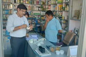 बरेली: बिना पीओएस मशीन खाद बेचने पर दो दुकानों के लाइसेंस निरस्त