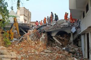 बाराबंकी में बड़ा हादसा: तीन मंजिला इमारत गिरी, दो की मौत, दस घायल, रेस्क्यू जारी
