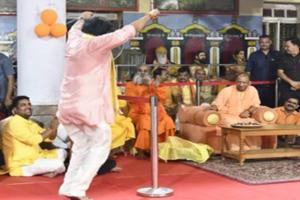 सांसद रवि किशन का डांस देख हंस पड़े मुख्यमंत्री योगी, देखें VIDEO