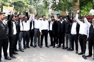 लखनऊ: हापुड़ में हुई लाठीचार्ज के विरोध में वकीलों का प्रदर्शन जारी, सीएम आवास घेराव को निकले अधिवक्ता