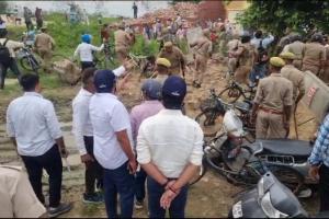 आगरा में बड़ा बवाल - सत्संगियों ने पुलिस और पत्रकारों पर किया पथराव, छावनी बना इलाका  
