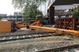 काशीपुर: आरओबी से गार्डर निकालते समय क्रेन पलटी, हादसा टला