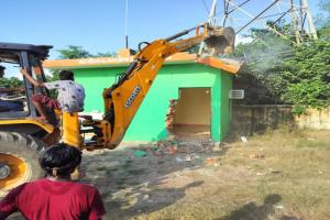 सुलतानपुर डॉक्टर हत्याकांड : पालिका की जमीन पर बने भाजयुमो कार्यालय पर चला बुलडोजर 