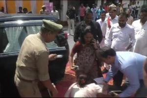 सीतापुर : कमिश्नर रोशन जैकब के पैरों में गिरी बीजेपी महिला नेता, लगाई न्याय की गुहार  
