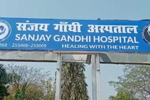 अमेठी : संजय गांधी अस्पताल के लाइसेंस निलंबन के खिलाफ कर्मचारियों का प्रदर्शन जारी 