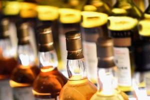 बिन्दुखत्ता: शराब माफिया खुले में बेच रहे अवैध अंग्रेजी शराब  