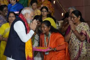 महिला आरक्षण विधेयक पारित होने के बाद भाजपा मुख्यालय में प्रधानमंत्री मोदी का भव्य स्वागत 