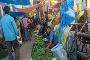 बहराइच : अतिक्रमण की चपेट में जरवल नगर पंचायत, सड़क पर ही दुकान लगा रहे व्यापारी