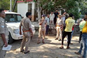 Auraiya Theft News: छत से जाल खोलकर घर के अंदर घुसे चोर, लाखों का सामान किया पार, जांच में जुटी पुलिस