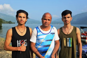 टिहरी: पापा के साथ बेटों ने टिहरी झील में बिना Life jacket के तय कर दी 15 किमी की दूरी