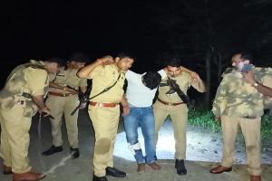 सुलतानपुर: हिस्ट्रीशीटर बदमाश पुलिस मुठभेड़ में गिरफ्तार, पैर में लगी गोली