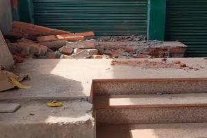 हरदोई: नगर पालिका की नोटिस के बाद सपा कार्यालय से हटायी गई मुलायम सिंह यादव की प्रतिमा, जानें वजह 