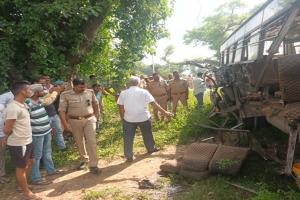 बहराइच में भीषण सड़क हादसा: रोडवेज बस और ट्रैक्टर-ट्रॉली की भिड़ंत में दो बच्चों की मौत, 13 घायल