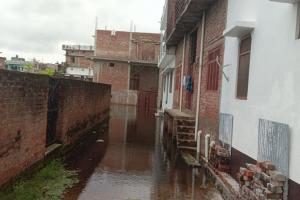 अयोध्या: दस दिनों से 50 घरों की जल निकासी ठप, जलभराव भी संकट बना 