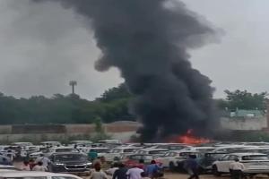 प्रयागराज: मारुति यार्ड हब में लगी भीषण आग, 16 कारें जलकर खाक