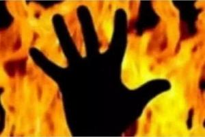 रामपुर: पति करता था मारपीट...विवाहिता ने बंद कमरे में मिट्टी तेल छिड़क लगा ली आग, मौत 