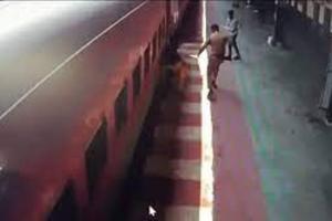 हल्द्वानी: देखिए Video - कैसे जीआरपी के हेड कांस्टेबल ने ट्रेन और प्लेटफॉर्म के बीच फंसी महिला की जान बचाई