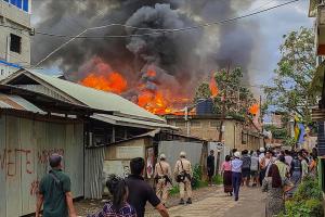 मणिपुर : इंफाल में हिंसक प्रदर्शन जारी, डीसी कार्यालय में तोड़फोड़, दो वाहन फूंके 