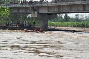 मुरादाबाद: किशोरी ने पुल से रामगंगा नदी में लगाई छलांग, गोताखोरों ने नदी में तलाशा...नहीं मिली कोई जानकारी