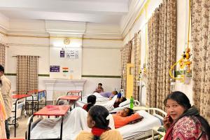 नैनीताल: अस्पताल में बेड हुए फुल मरीजों को इमरजेंसी वार्ड में किया भर्ती