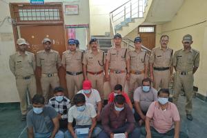 खटीमा: पुलिस ने जुआ खेलते 8 को दबोचा, नकदी और मोबाइल कब्जे में लिए