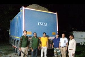 खटीमा: वनकर्मियों ने बिना कागजात रेता ले जा रहे ट्रक को पकड़ा