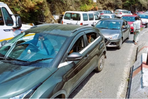 Badrinath Highway: पांच किलोमीटर तक लगा रहा गाड़ियों का तांता , 6 घंटे तक फंसे रहे यात्री