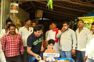 एक साल बेमिसाल: अमृत विचार कानपुर संस्करण का एक साल पूरा, फिल्म अभिनेता हीरो भैया ने स्थापना दिवस को केक काटकर मनाया