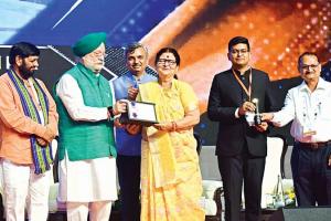 द स्पोर्ट्स हब के लिए स्मार्ट सिटी को इंदौर में मिला पुरस्कार, केन्द्रीय मंत्री ने महापौर प्रमिला पांडेय को किया सम्मानित