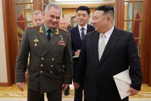 उत्तर कोरिया के नेता Kim Jong Un ने रूस के रक्षा मंत्री Sergei Shoigu के साथ हथियार सहयोग पर की चर्चा 