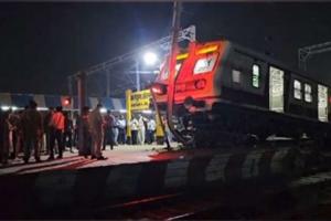 मथुरा: जंक्शन रेलवे स्टेशन पर ईएमयू ट्रेन प्लेटफॉर्म पर चढ़ी, कोई हताहत नहीं