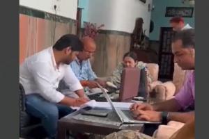 VIDEO : आजम खां के घर अभिलेखों की जांच करती आयकर विभाग की टीम का वीडियो वायरल