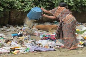 काशीपुर: महिला पर्यावरण मित्र को कूड़ा नाली में डालना पड़ा महंगा, निगम ने किया चालान