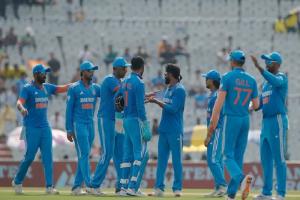  IND vs AUS ODI Series : ऑस्ट्रेलिया ने भारत को जीत के लिए दिया 277 रनों का टारगेट, शमी ने झटके 5 विकेट 