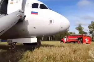 रूसी विमान ए-320 की साइबेरिया के खेत में कराई आपात लैंडिंग, 167 लोग की थम गयी थीं सांसें 