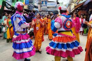 अल्मोड़ा: महिलाओं के सांस्कृतिक जुलूस ने बिखेरे लोक संस्कृति के रंग 