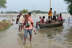 शाहजहांपुर: रामगंगा हुई विकराल, घरों में घुसा बाढ़ का पानी