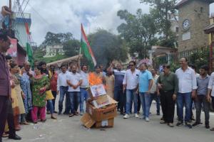 अल्मोड़ा: भाजपाईयों ने फूंका द्वाराहाट के विधायक का पुतला 