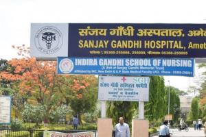 मेरठ: संजय गांधी अस्पताल के लाइसेंस निलंबन के खिलाफ कर्मचारियों, राजनीतिक दलों का धरना जारी 