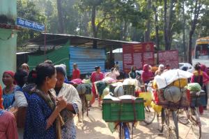 लखीमपुर खीरी: नेपाल एपीएफ ने सब्जी बेचने जा रही थारू महिलाओं को किया वापस 