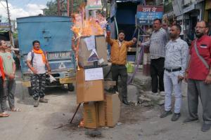 अल्मोड़ा:  विश्व हिंदू परिषद ने फूंका सल्ट के विधायक का पुतला 