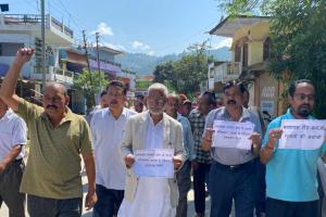 अल्मोड़ा: घरों और दुकानों के ध्वस्तीकरण के विरोध में प्रदर्शन 