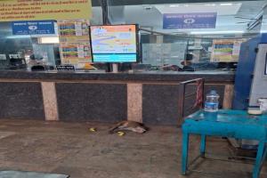 लखनऊ : चारबाग स्टेशन के टिकट काउंटर पर तीन दिन से बीमार पड़ा रहा बंदर, सोते रहे जिम्मेदार